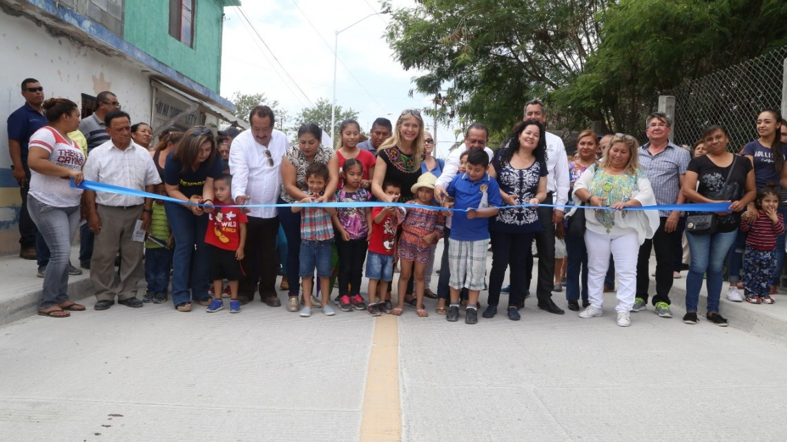 Inauguran pavimentaciones en la colonia Esperanza