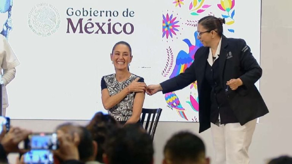 Sheinbaum se vacuna contra la influenza al concluir la conferencia