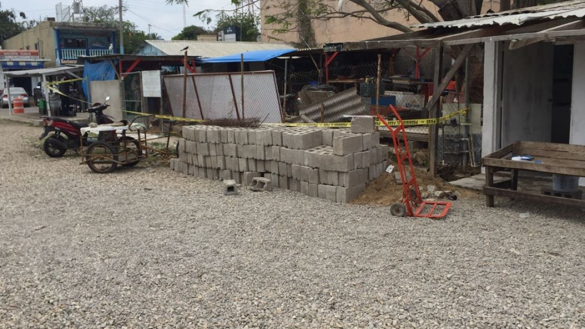 Detienen construcción de barda en mercado de mariscos 