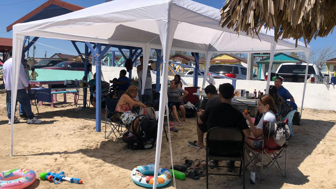 Buena afluencia de vacacionistas en la Playa Bagdad de Matamoros