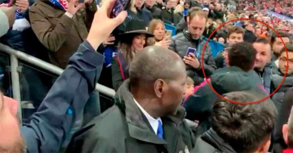 Sancionan a Neymar con tres partidos por golpear a un aficionado