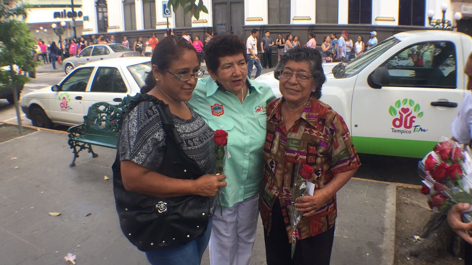 Regala Magdalena Peraza rosas a mamás de Tampico