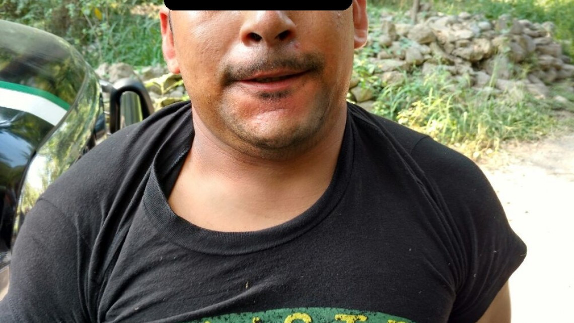 PE asegura taxi robado y arresta a los ladrones 