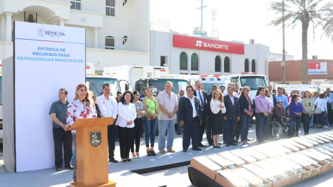 Entrega Alcaldesa equipamiento a dependencias municipales