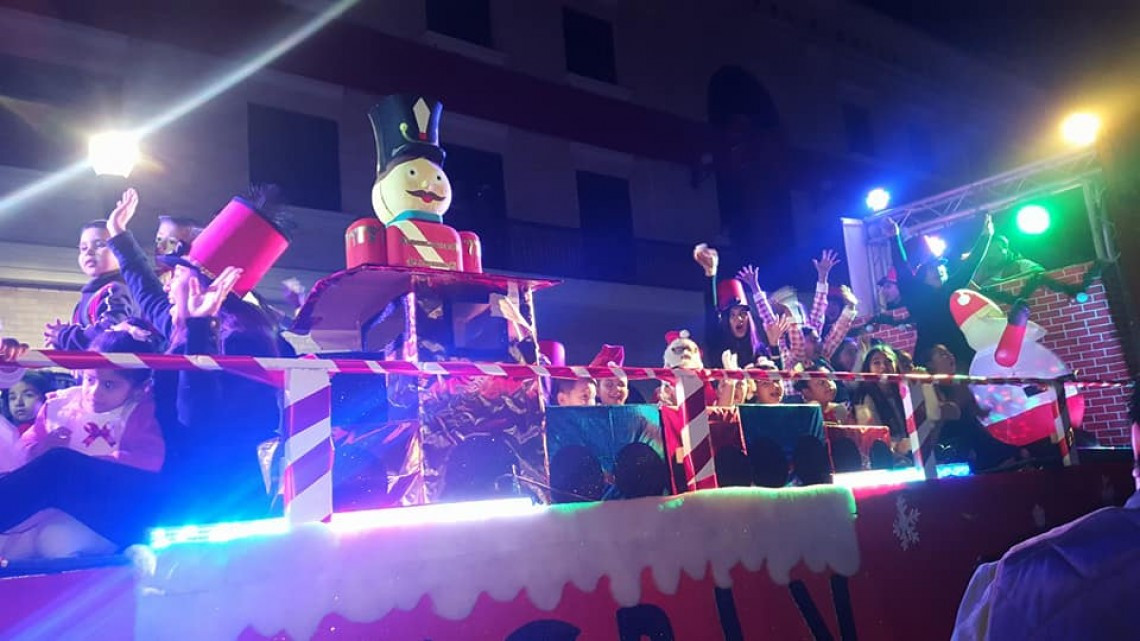 Disfrutan matamorenses de desfile y encendido de pino