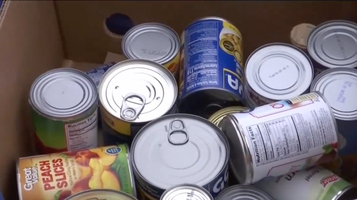 Entregan cientos de pavos a familias en Edinburg