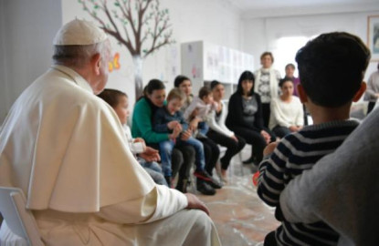 Papa Francisco sorprende con visita a casa para presas con familia
