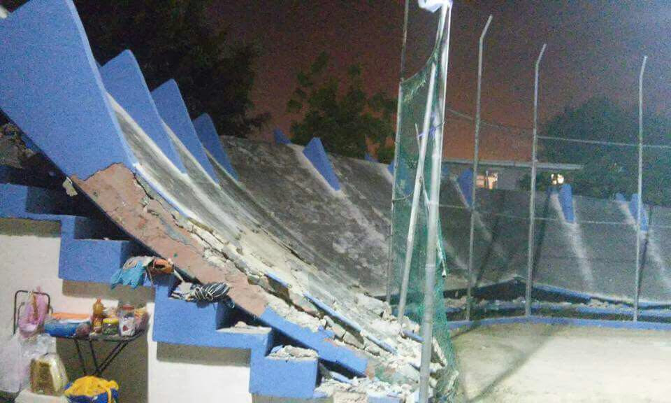 Se desploma techo de gradas en campo Benito Juárez 