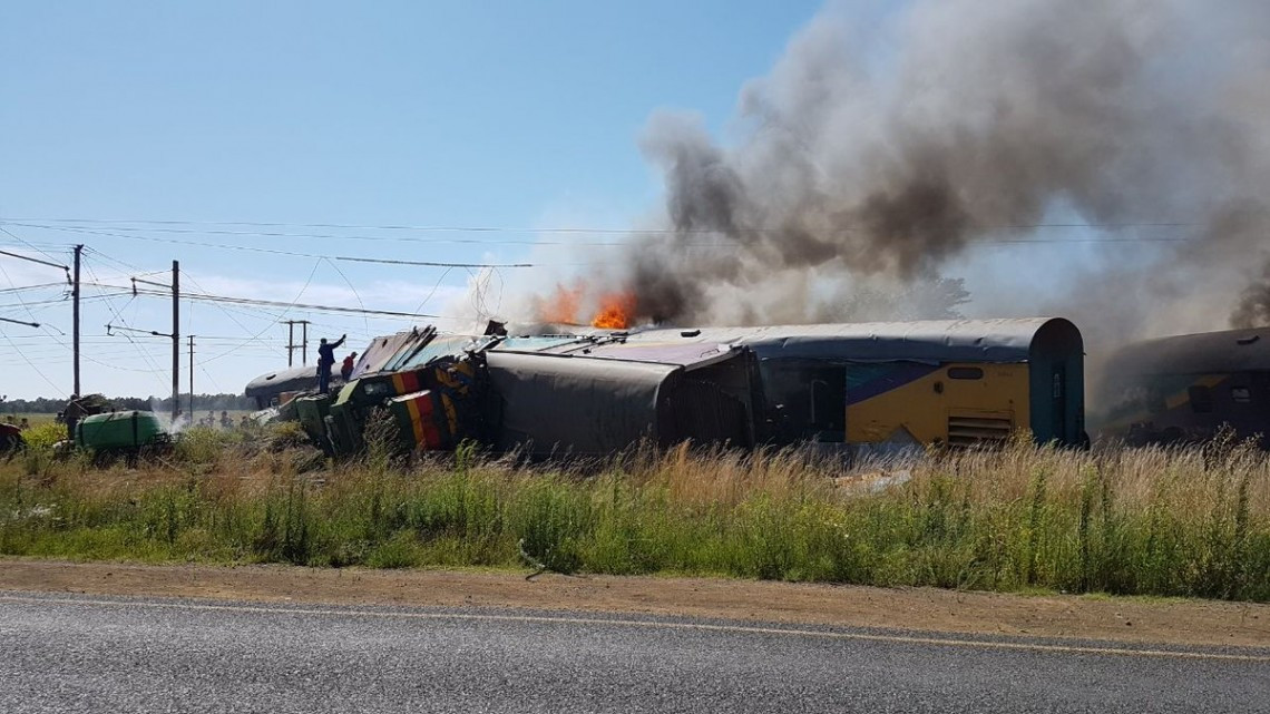 Al menos 12 muertos y 180 heridos en un accidente de tren en Sudáfrica