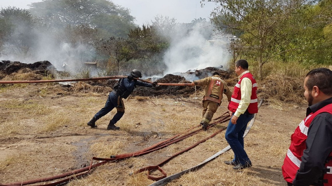 Evacuan a 90 personas de asilo por quema de pastizal