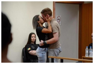 Mujer besa a hombre que le disparó cinco veces