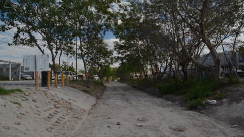 Realizan limpieza y saneamiento en drenes