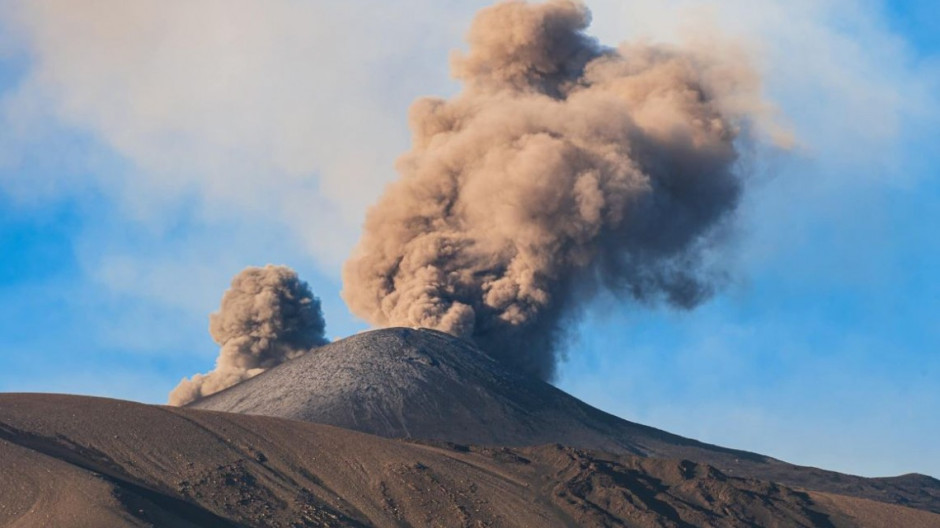 Volcán Etna registra erupción en Sicilia, Italia 
