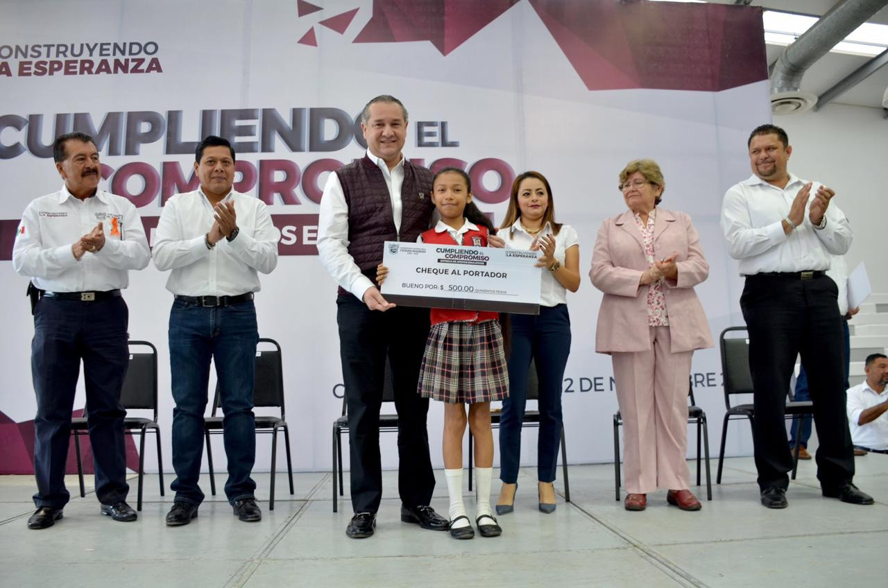 Beca Adrián Oseguera a niños de escasos recursos en Madero