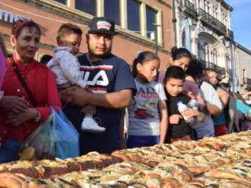 Comparten monumental rosca de Reyes 