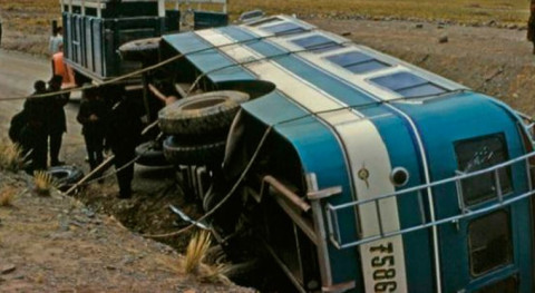 Fallecen 18 tras choque de autobús y furgoneta