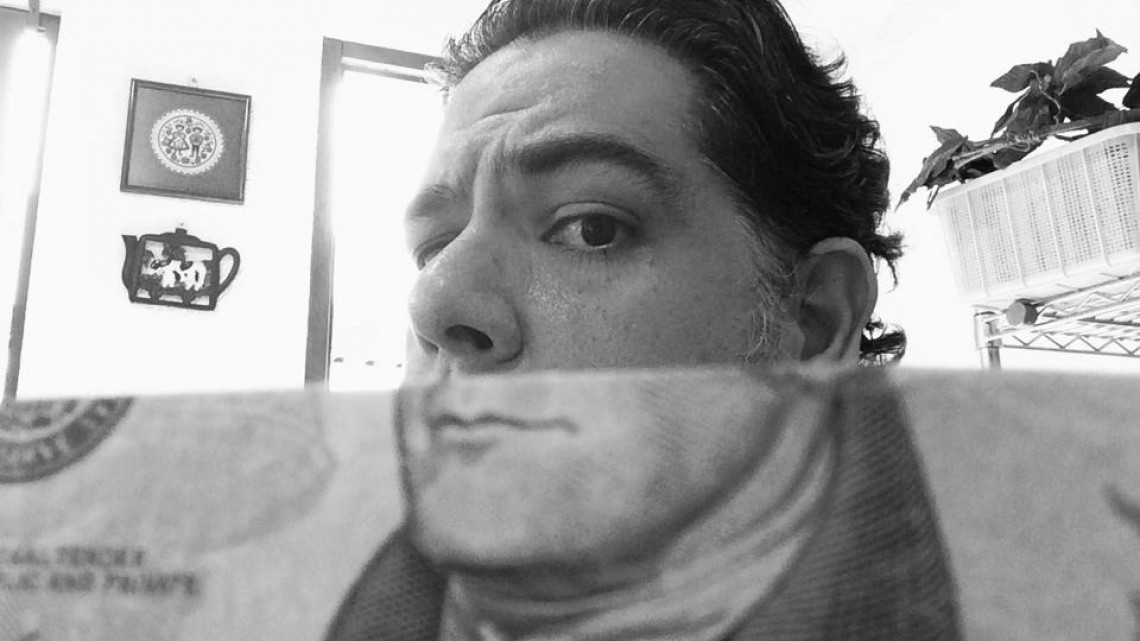 Antonio, el hombre de la máscara de billetes