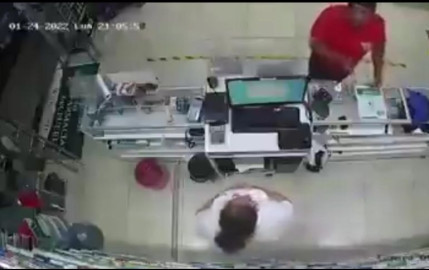  "Mil pesos, por favor", pide asaltante durante atraco en farmacia 