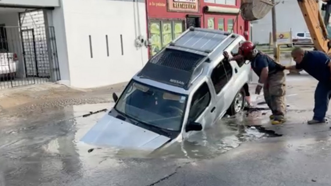 Cae camioneta en enorme socavón  en Matamoros