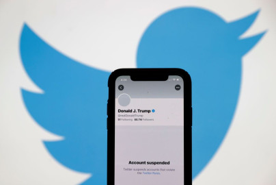 Caen acciones de Twitter tras suspensión de Trump 