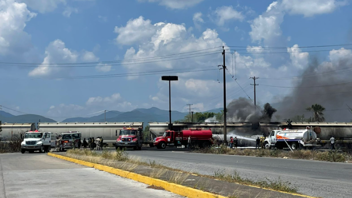 Explota pipa tras intentarle ganar el paso al tren 