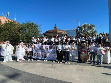 Llaman a respetar guías podotáctiles en el Día del Bastón Blanco