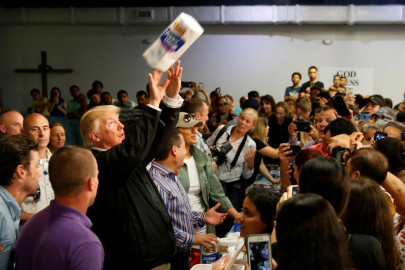 Trump lanza paquetes de papel en ayuda a Puerto Rico