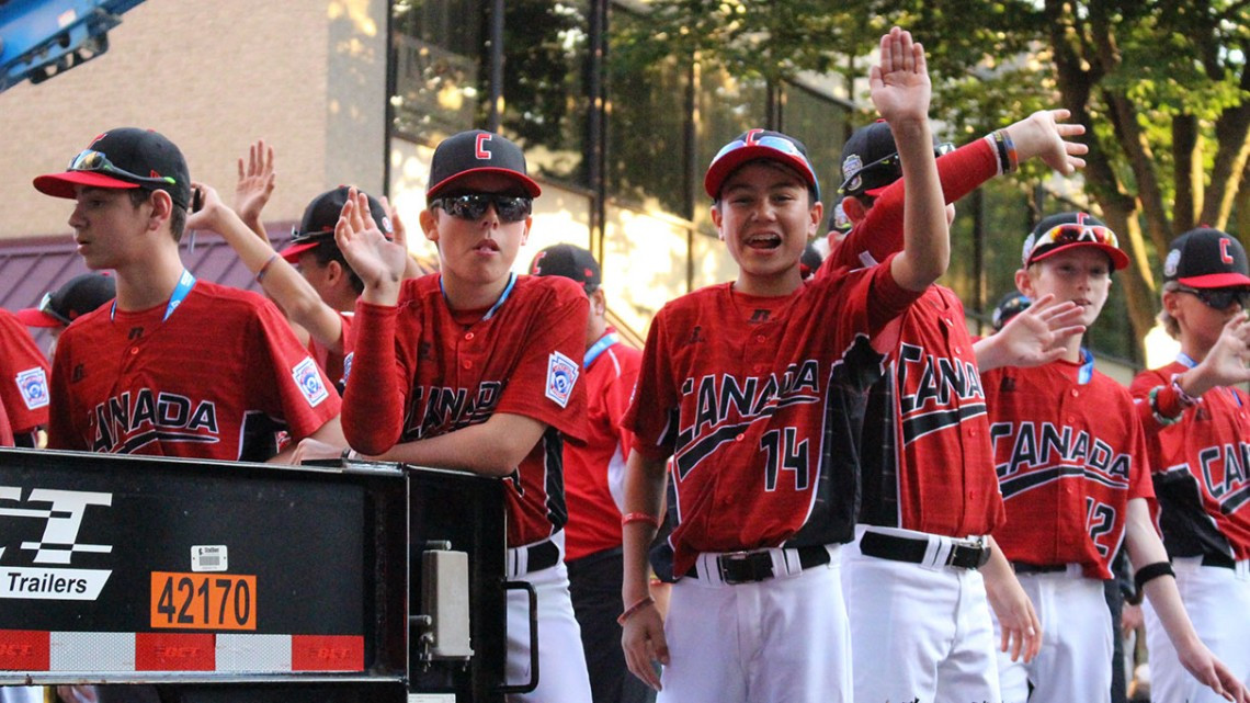 Equipos desfilan previo al arranque de la Serie Mundial LL