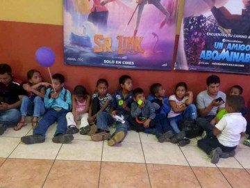 Maestro lleva a sus alumnos al cine por primera vez