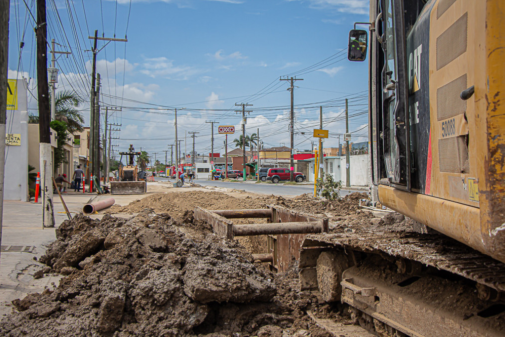 Continúa Gobierno de Matamoros trabajando en rehabilitación de drenaje sanitario en la Carlos Salazar
