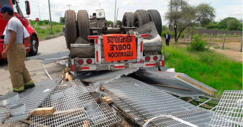 Vuelca tráiler en la carretera Tampico-Mante