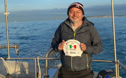 Mexicano cruza nadando Canal de la Mancha en 15 horas y 6 minutos 