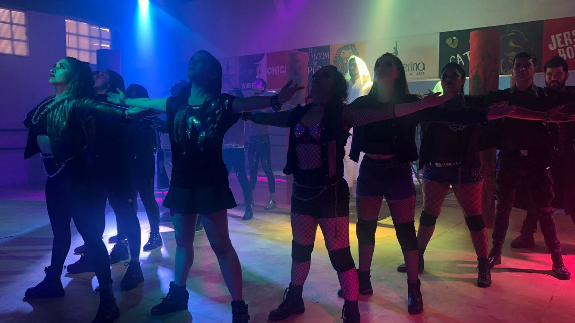 Pandemia no frena teatro, convierten salón de clases en escenario