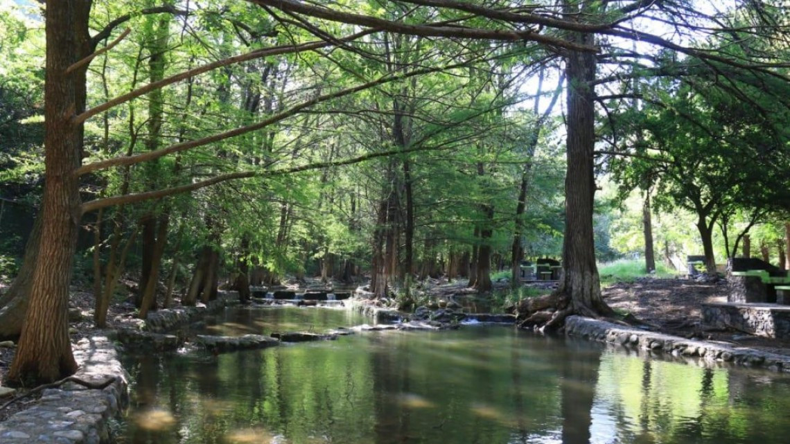 Con medidas sanitarias Victoria recibe a paseantes