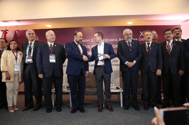 Anaya propone "revolución educativa" para salvar universidades