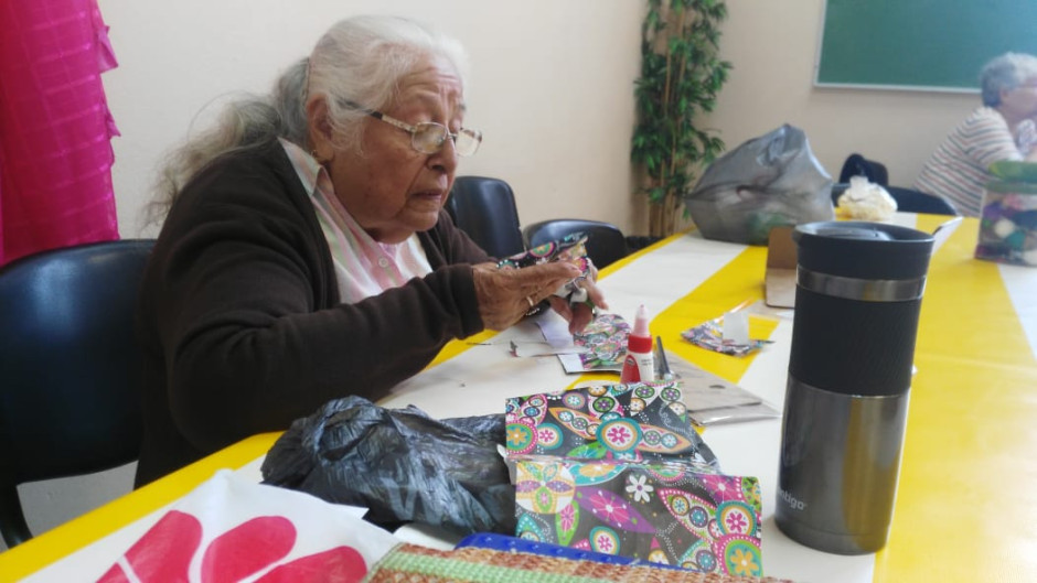 Ofertan manualidades para el día de las madres