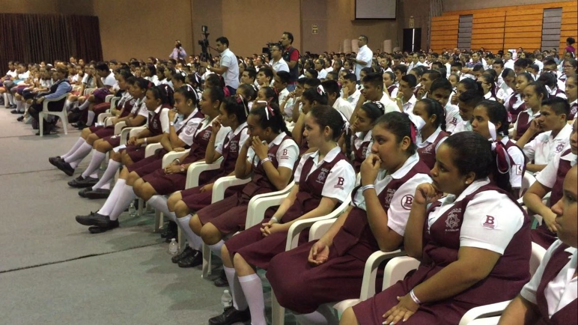 Imparten conferencia despertando sueños