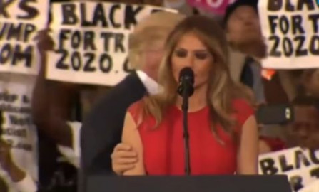 Melania Trump muestra gesto de rechazo cuando Trump la toca 