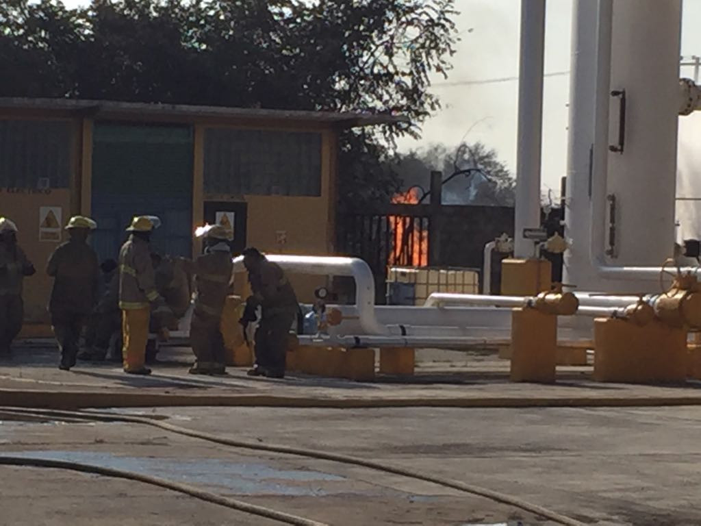 Explota línea de compresión de gas en instalaciones de Pemex