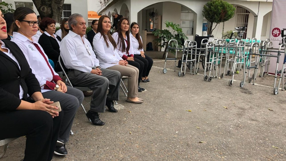 Entrega DIF aparatos funcionales a personas con discapacidad 