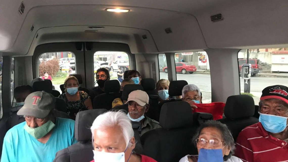 Transporta escuela de enfermería a adultos mayores que van a vacunarse