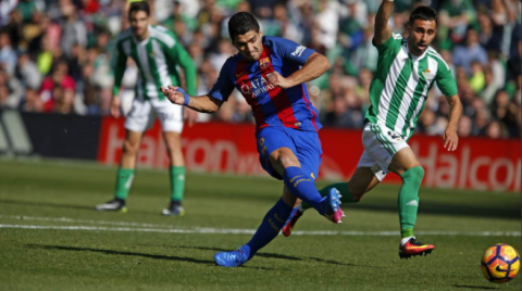 Barcelona rescata empate a último minuto