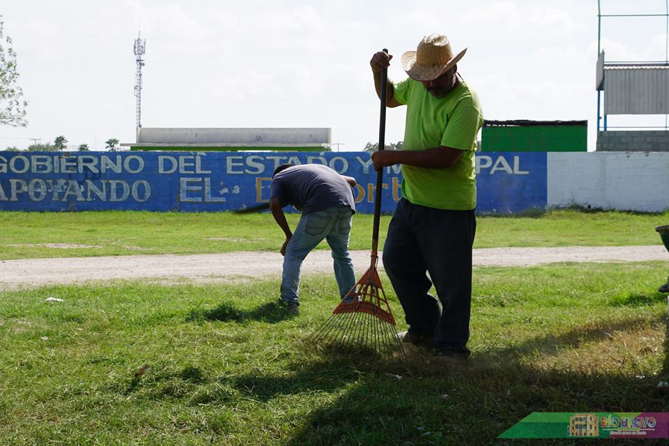 Realizan mantenimiento en parque de béisbol