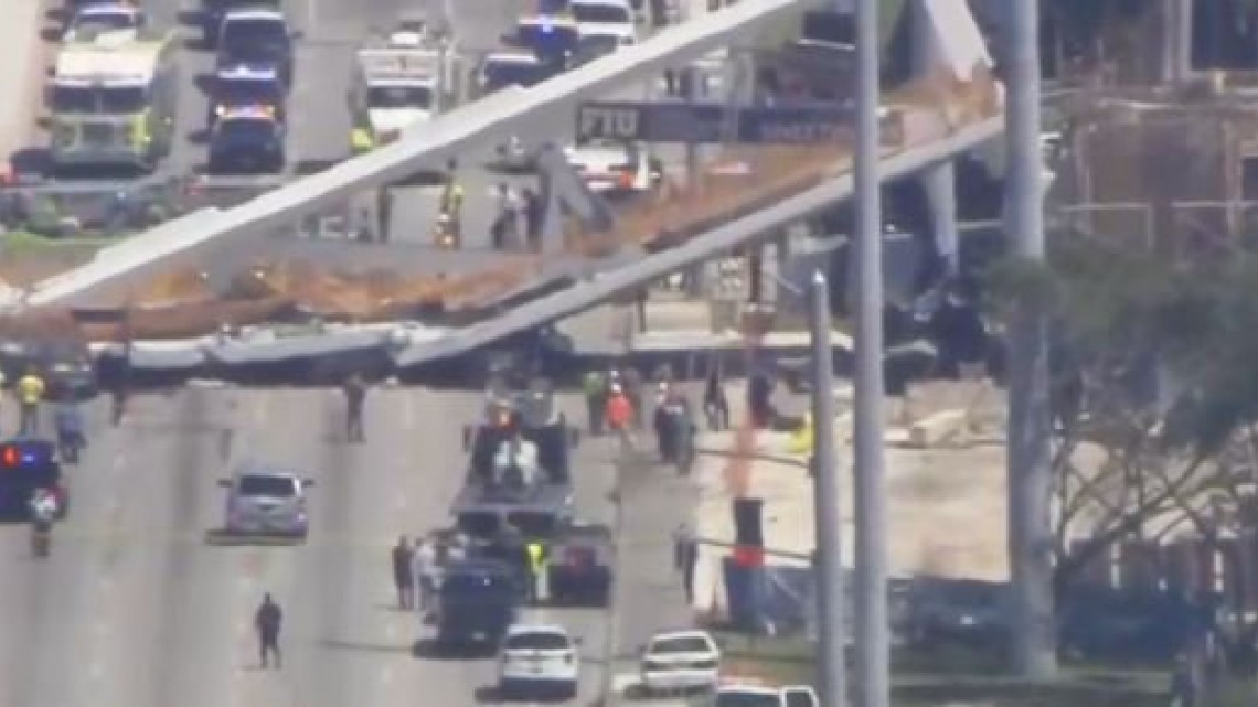  Puente peatonal colapsa y cae sobre autos en Florida