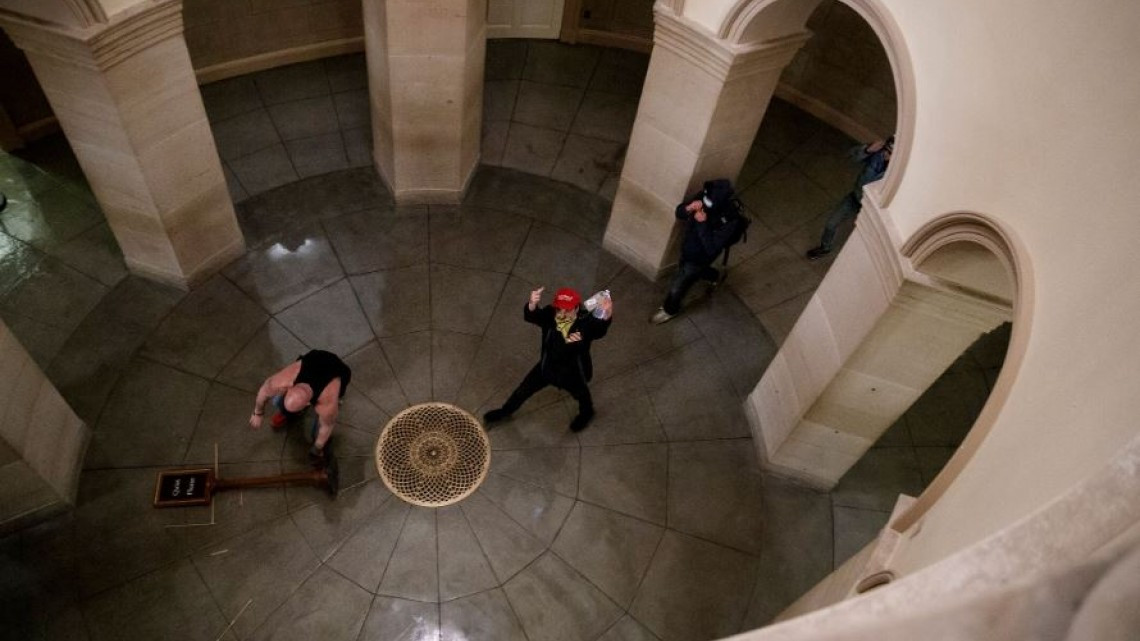 Tras protestas pro-Trump, cierran Congreso de Estados Unidos