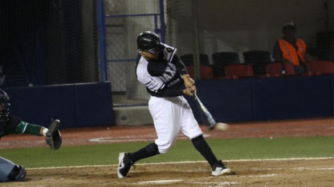 Guerreros domina a Olmecas en serie inaugural del beisbol mexicano