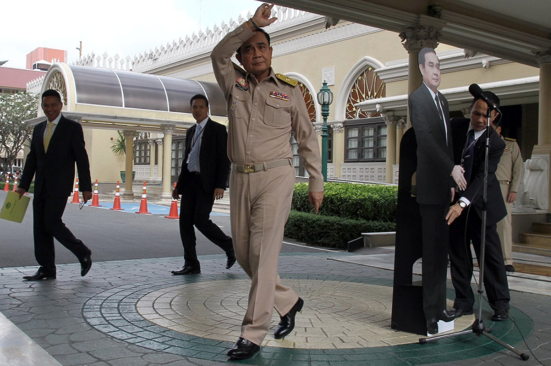 Primer ministro de Tailandia evade a prensa con figura de cartón