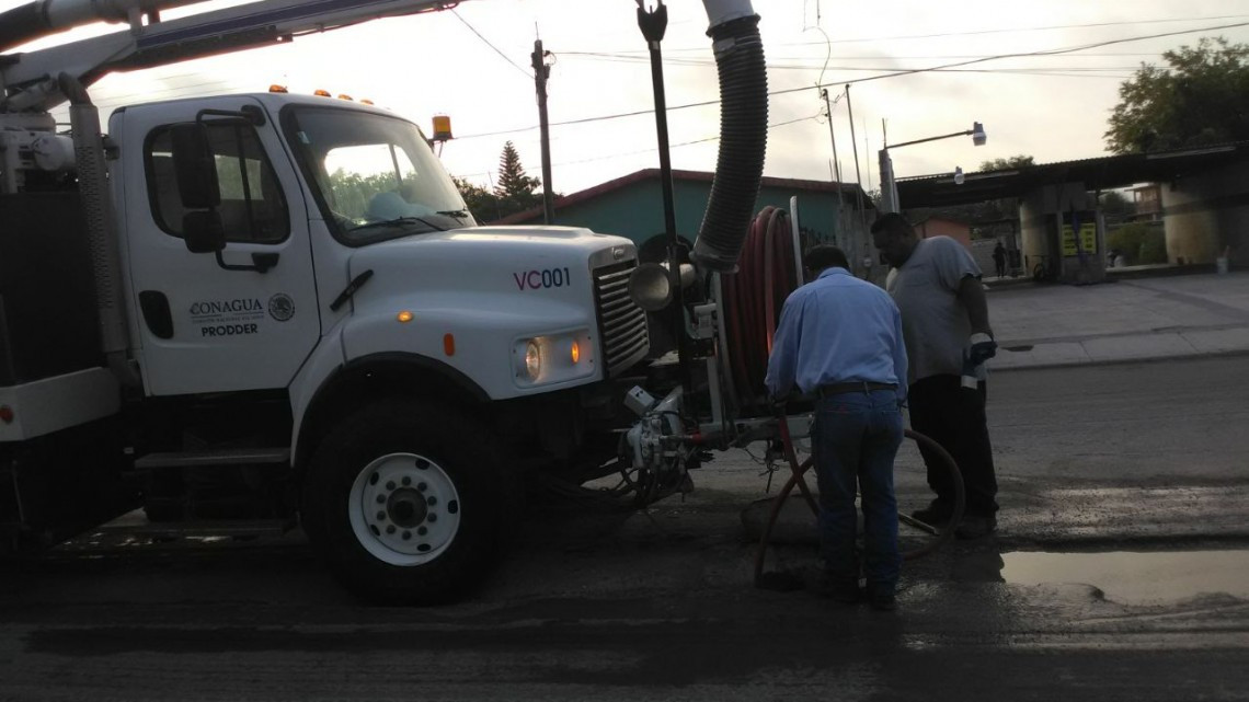 Limpia COMAPA líneas de drenaje y mejora servicio