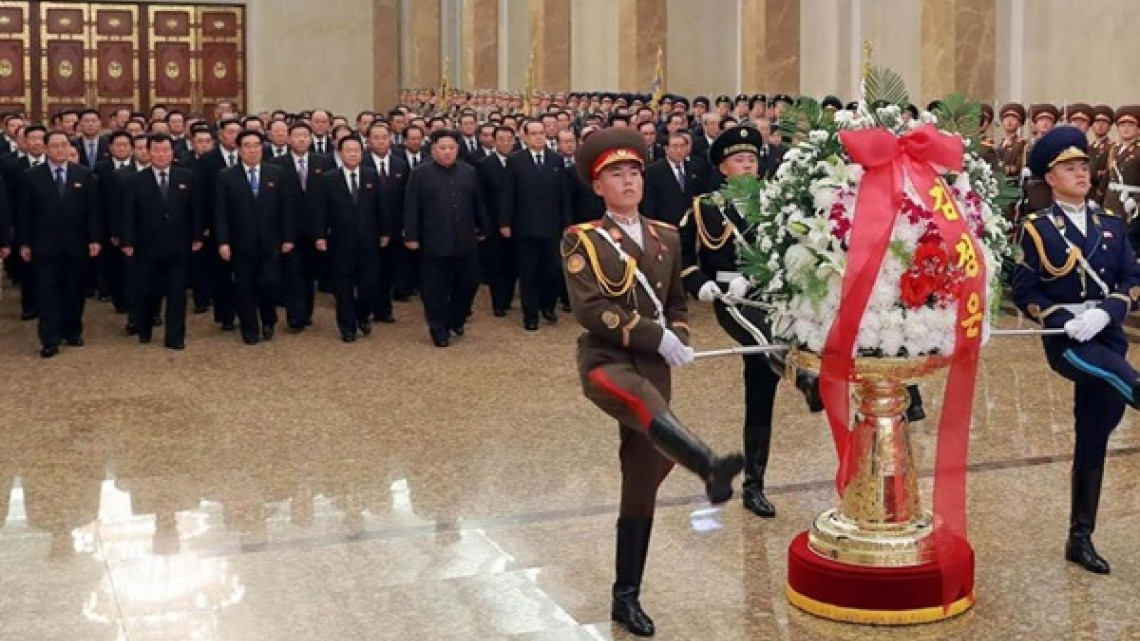 Visita Kim mausoleo por aniversario de muerte del fundador de norcorea