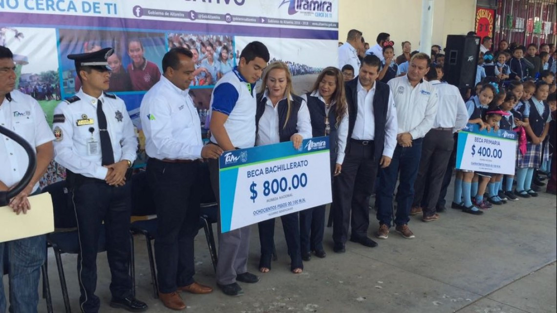 Entregan incentivos económicos municipales a estudiantes de Altamira